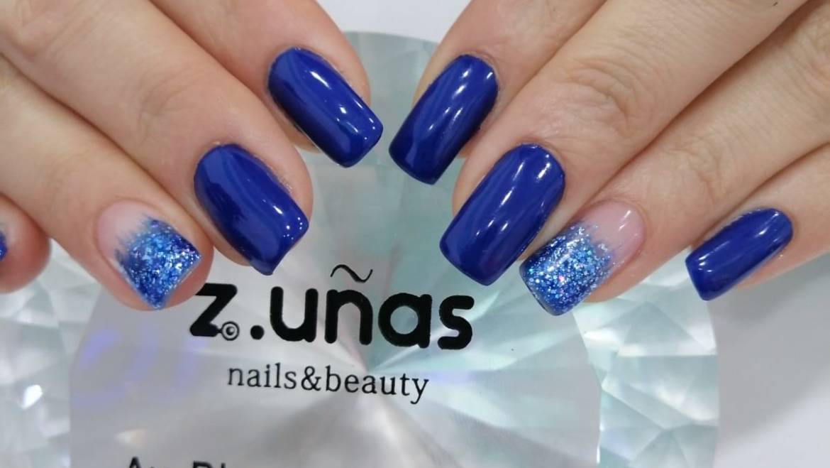 Uñas de color azul clásico, un acierto para este 2020